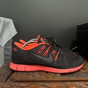 NIKE FREE 5.0 EXT MEN SIZE US9 BLACK/CRIMSON 580530-060